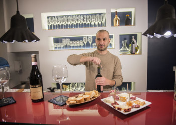 Aperitivo vino e prodotti tipici